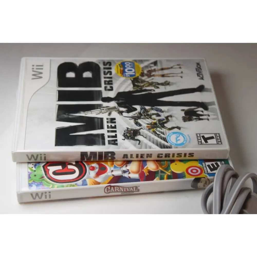 Nintendo Wii White Console RVL-001 W/ 1 OEM controller/chuk, 2 games, cord